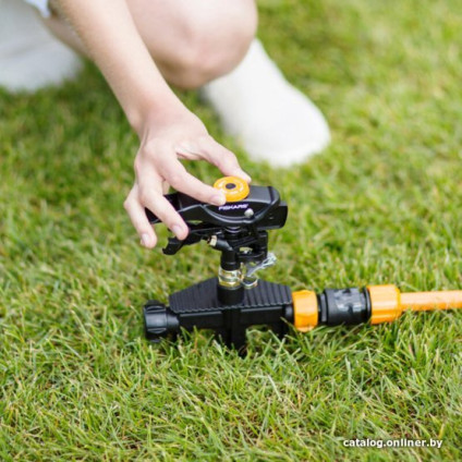 Распылитель Fiskars Импульсный на колесиках 1023656