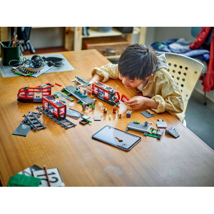 Конструктор LEGO City 60423 Трамвай и станция в центре города