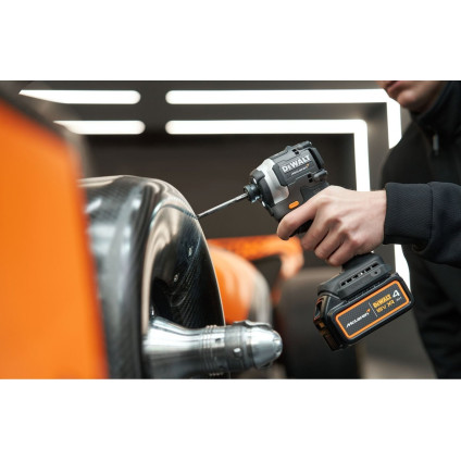 DeWalt DCK200MM2T (шуруповерт, винтоверт, 2 АКБ, кейс)