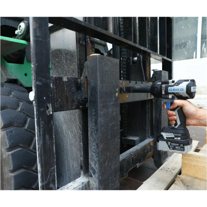 Гайковерт Deko DKBW20XP01-S1 (с 2-мя АКБ, сумка)