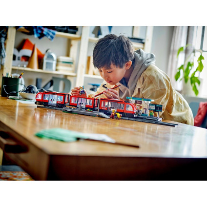Конструктор LEGO City 60423 Трамвай и станция в центре города