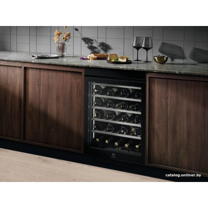 Винный шкаф Electrolux EWUS040B8B