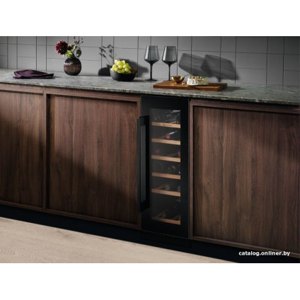 Винный шкаф Electrolux EWUS020B5B