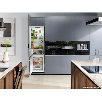 Встраиваемая посудомоечная машина Electrolux 900 ComfortLift EEC87400W