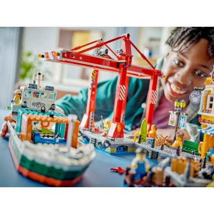 Конструктор LEGO City 60422 Морской порт с грузовым судном